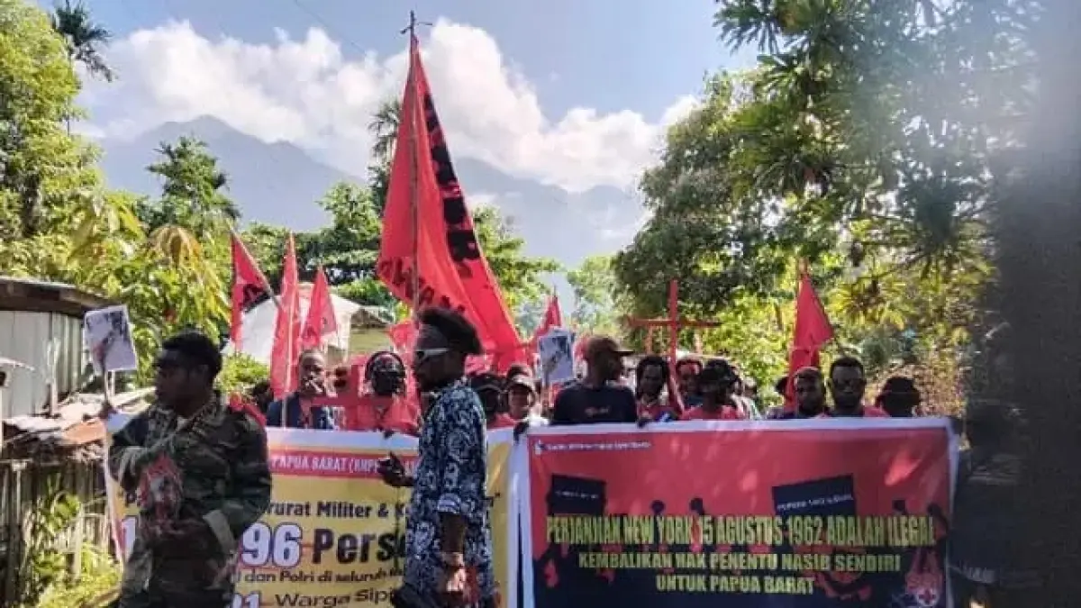 Massa dari KNPB Wilayah Sentani Kabupaten Jayapura saat melakukan orasi di jalan Pos 7, Sentani Kabupaten Jayapura, Sabtu (15/8/2026). (CEPOSONLINE.COM/ZADRAK LAGOWAN)