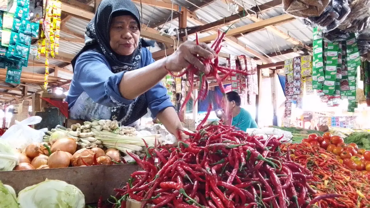 Pedagang Pasar Sentral Hamadi, Muslika, menunjukkan barang dagangannya yang belum laku terjual selama dua hari, Kamis (13/8/2026).(CEPOSONLINE.COM/YOHANA)