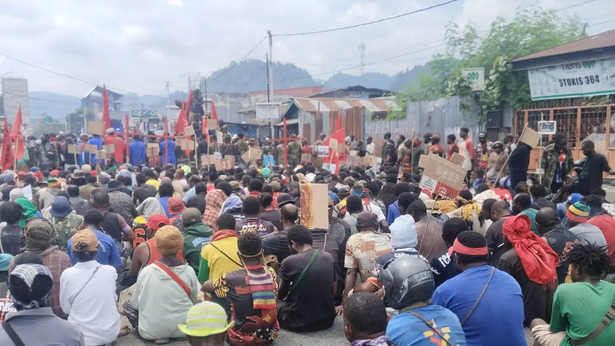 Ribuan Massa aksi dari KNPB duduki ruas Jalan utama di depan pasar Karang Nabire, Sabtu (15/8/2026). (CEPOSONLINE.COM/THERESIA F. TEKEGE)&nbsp;