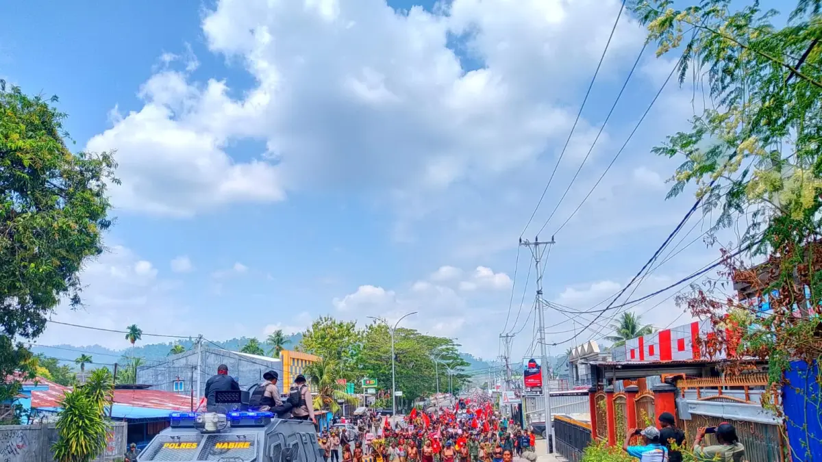 Ribuan Massa aksi saat melintas di depan Gereja Katolik KSK Nabire, Sabtu (15/8/2026). (CEPOSONLINE.COM/THERESIA F. TEKEGE)&nbsp;