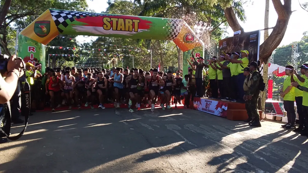Sejumlah peserta bersiap mengikuti Obstacle Run Cenderawasih &nbsp;Kodam XVII/Cenderawasih yang dilaksanakan di Rindam XVII/Cenderawasih, &nbsp;Sabtu (15/7/2026).
(CEPOSONLINE.COM_ROHANA WENGGI)