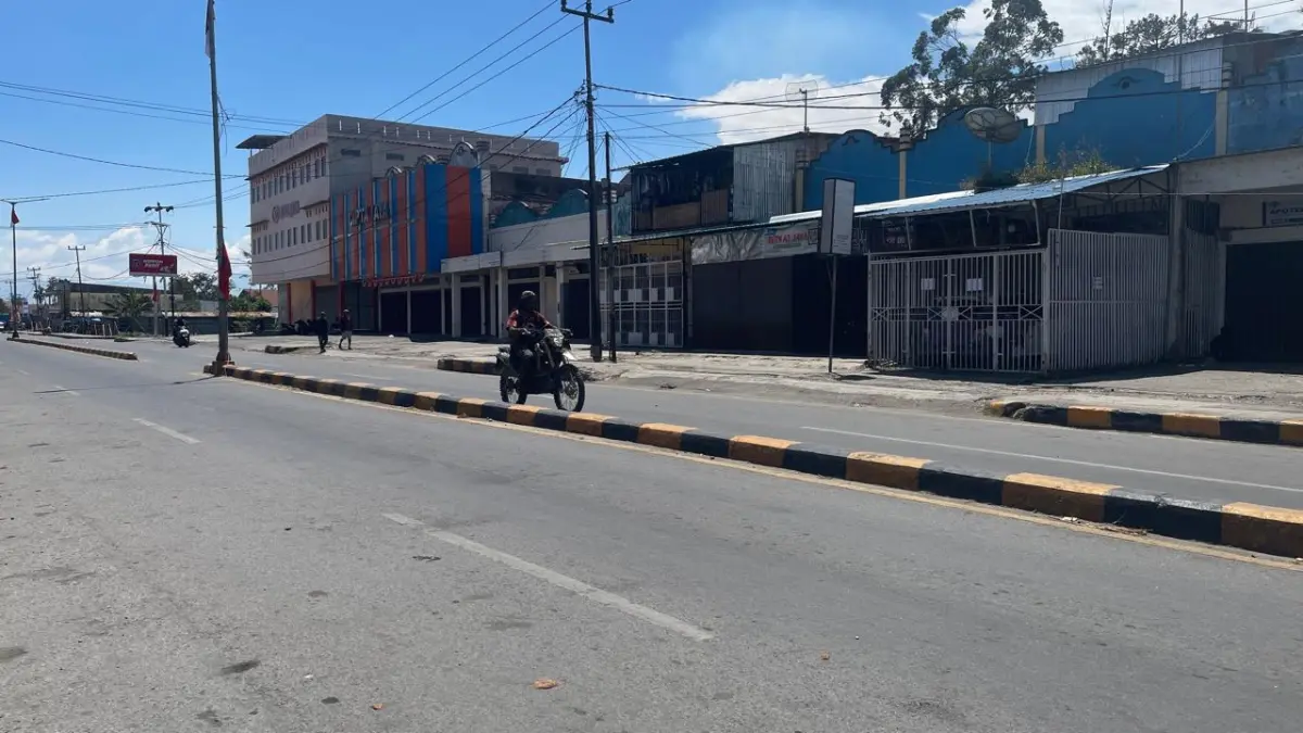 Sejumlah toko di jalan trikora yang tutup insert aktivitas &nbsp;layanan Puskesmas Wamena kota yang ditutup untuk umum. Sabtu (15/8/2026).(Ceposonline.com/Deni Tonjauw)