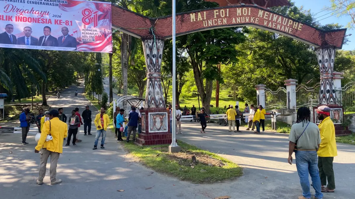 Situasi di depan gapura Kampus Uncen Perumnas III Waena mahasiswa yang tergabung dalam BEM Uncen mulai berorasi, Sabtu (15/8/2026). (CEPOSONLINE.COM/JIMI)