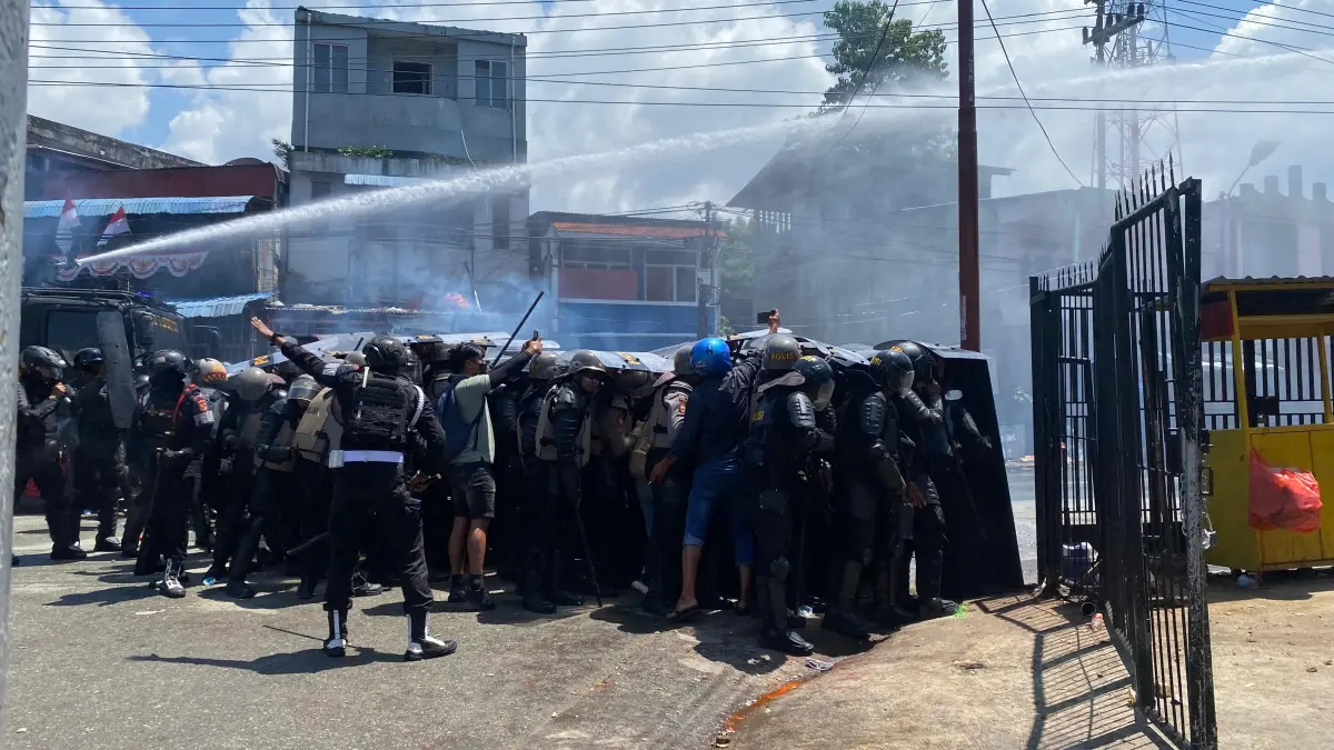 Situasi mencekam terjadi di Perumnas lll, aparat keamanan lepaskan Gas Air Mata dan Water Cannon Usai Massa Menerobos Barikade, Sabtu (15/8/2026). (CEPOSONLINE.COM/JIMMI) 