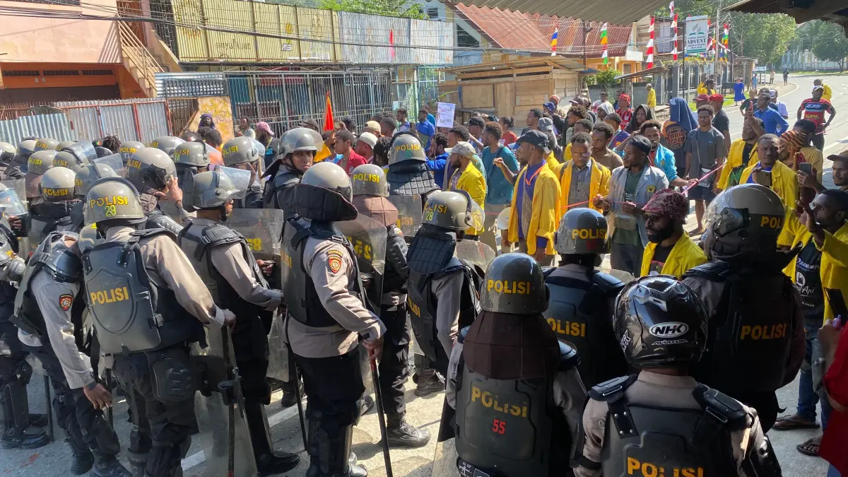 Situasi saat massa aksi dan anggota kepolisian dilokasi beritegang, Perumnas III Waena, Distrik Heram, Kota Jayapura, Sabtu (15/8/2026).
(Ceposonline.com/Jimianus Karlodi)