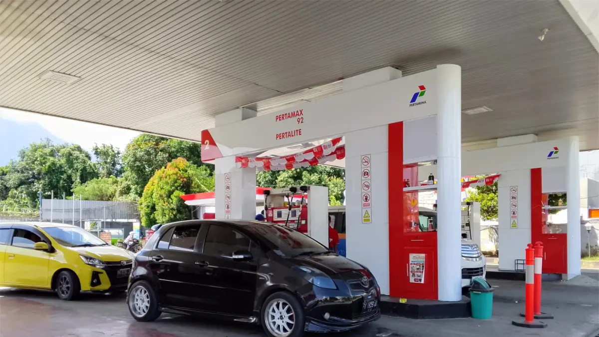 Terlihat aktivitas pengisian BBM pada salah satu SPBU &nbsp;di Sentani, yang terlibat sepi karena tidak banyak kendaraan yang mengantri dikarenakan aksi demo, Sabtu (15/8/2026)
(CEPOSONLINE.COM_ROHANA WENGGI).
