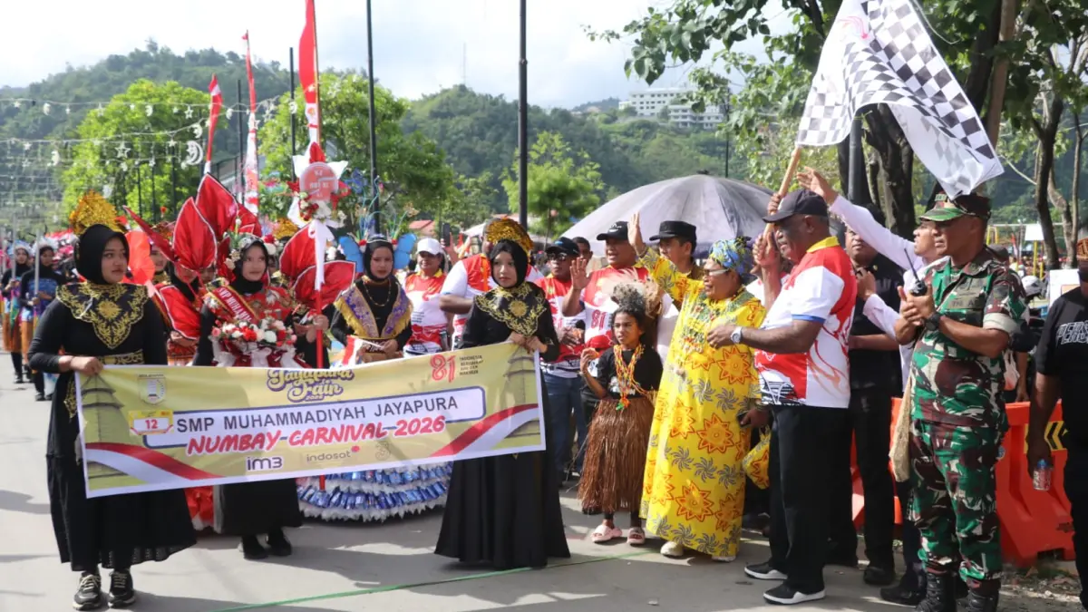 Wali Kota Jayapura, Dr. Abisai Rollo membuka karnaval di Lapangan Trisila Entrop, Sabtu (15/8/2026). (FOTO: CEPOSONLINE.COM/TAKIM)