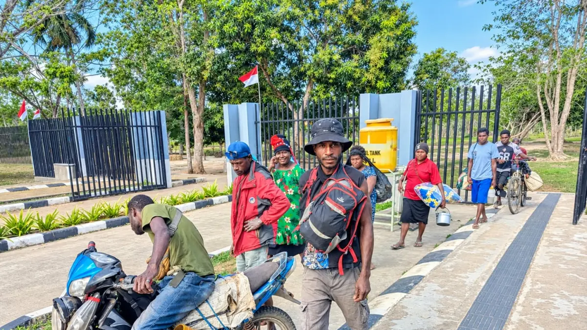 Warga Negara Asing PNG saat melintas masuk Indonesia di PLBN Sota, Jumat (14/8/2026). (CEPOSONLINE.COM/SULO)&nbsp;
