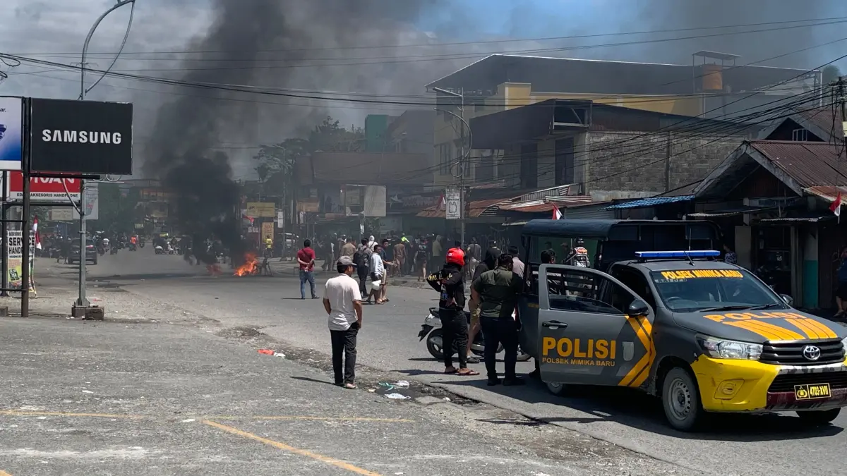Aksi blokade jalan di Jalan Budi Utomo Timika, Minggu (16/8/2026).(CEPOSONLINE.COM/MOH. WAHYU WELERUBUN)