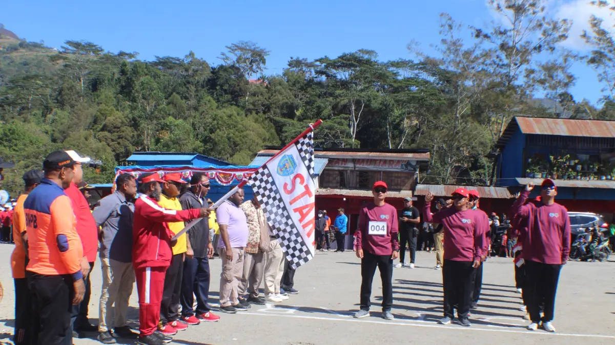 Bupati Tolikara Willem Wandik melepas peserta gerak jalan dalam rangka HUT ke 81 RI di Karubaga Sabtu (15/8/2026). (CEPOSONLINE.COM/DISKOMDIGI TOLIKARA)