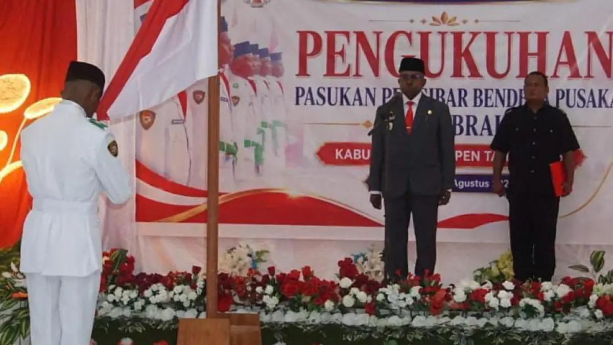 Bupati Waropen, Fransiscus Xaverius Mote saat mengukuhkan 30 pasukan Pengibar Bendera, di Aula SMAN Waren, Minggu malam (16/8).(CEPOSONLINE.COM/ISMAIL)
