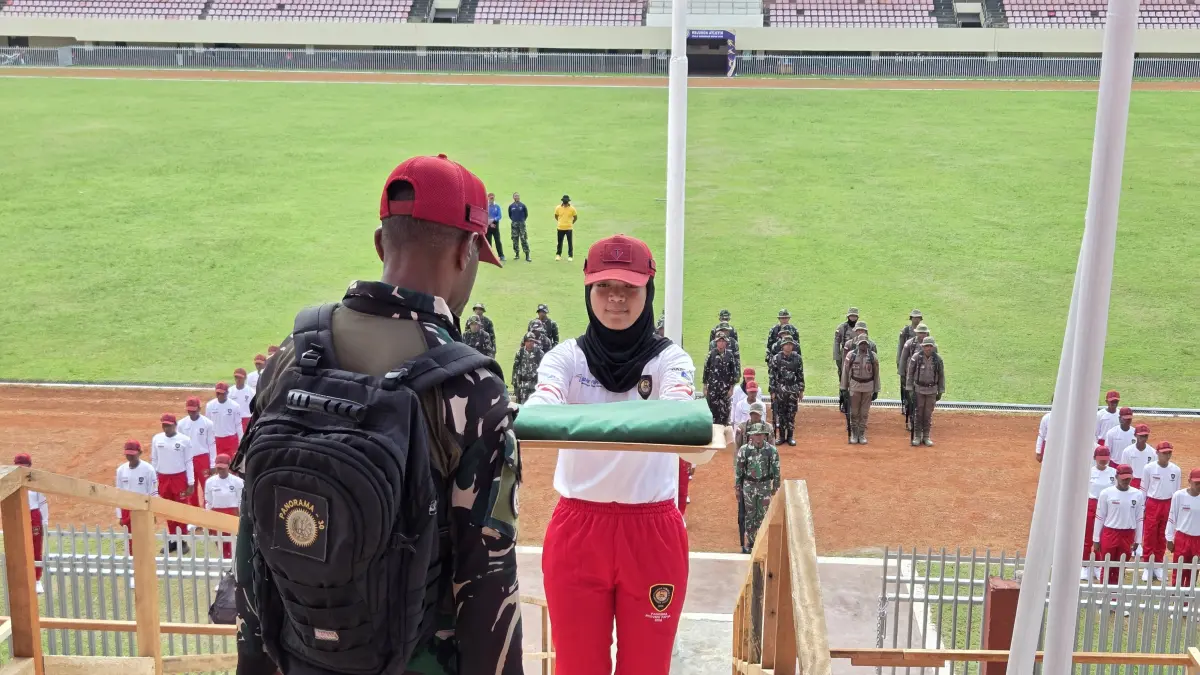 Dankima Secata Rindam XVII/Cenderawasih, Letnan Satu Inf. M. Yance Giay, memimpin latihan peserta Paskibra tingkat Provinsi Papua di Lapangan Mandala Jayapura, Jumat (7/8/2026).(CEPOSONLINE.COM/ELFIRA).