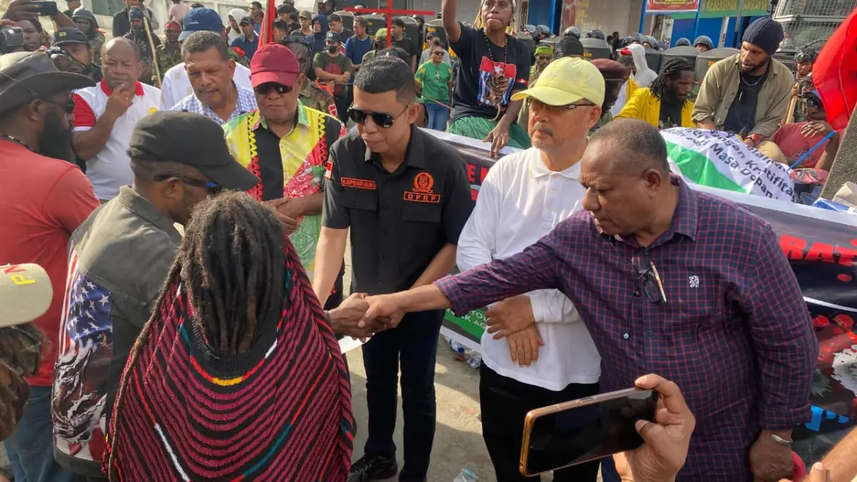 DPR Papua saat menerima aspirasi KNPB dan mahasiswa di lingkaran Abepura, Sabtu (15/8/2026). (CEPOSONLINE.COM/JIMI) 