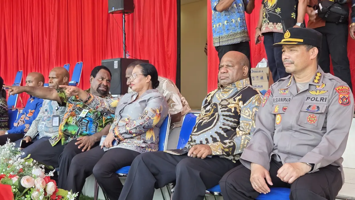 Gubernur Papua, Matius D Fakhiri saat menghadiri gladi persiapan upacara 17 Agustus di Lapangan Mandala, Kamis (13/8/2026).(CEPOSONLINE.COM/ELFIRA).