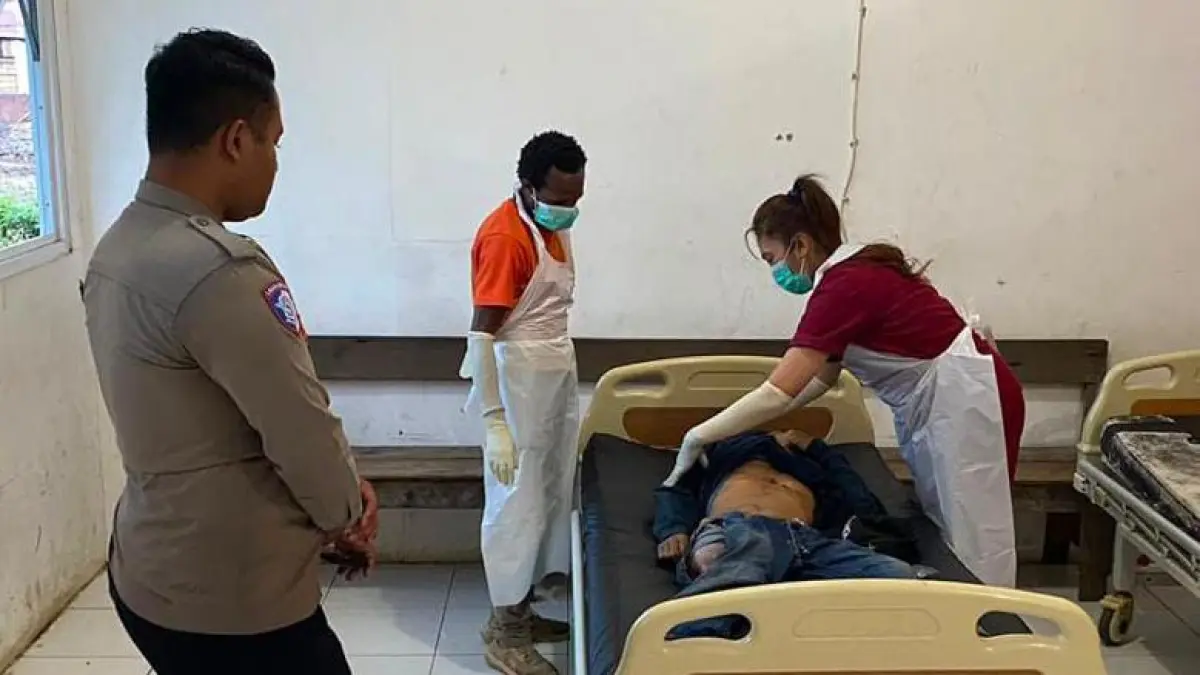 korban Teo Baldus (27) saat disemayamkan di kamar jenazah RSUD Wamena usai mengalami kecelakaan maut di jalan Hom-hom Wamena. Minggu (16/8/2026) (CEPOSONLINE.COM/DENI) 