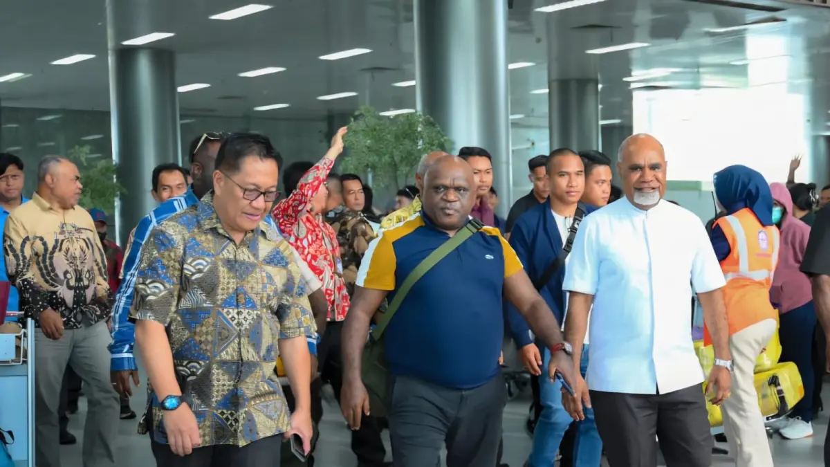 Menteri HAM Natalius Pigai saat disambut Wakil Gubernur Papua Tengah, Deinas Geley, bersama jajaran Forkopimda di Bandara Nabire. (CEPOSONLINE.COM/HUMAS PEMPROV)