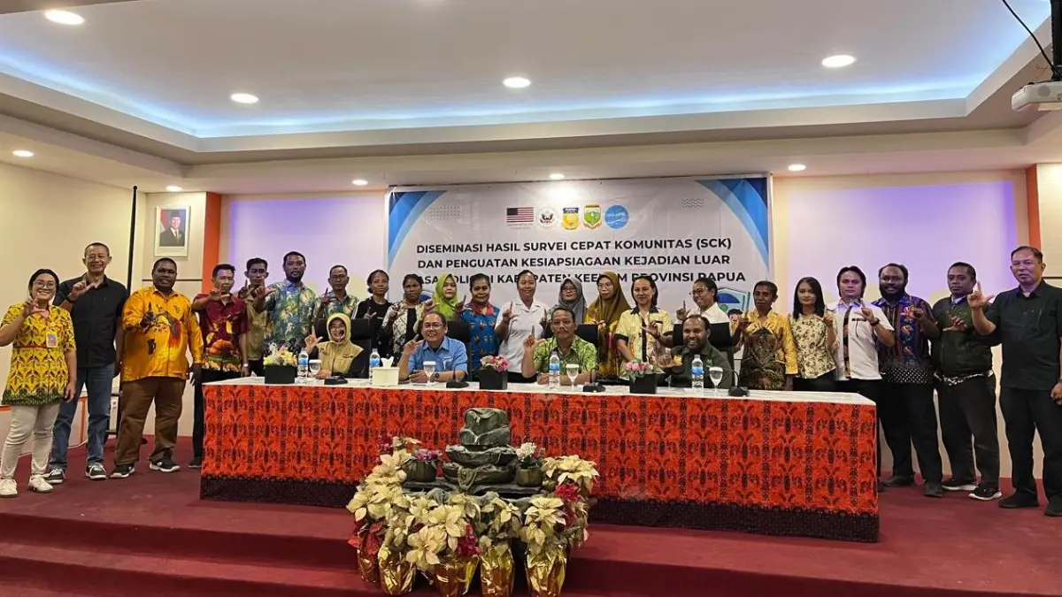 Para pejabat Dinkes Keerom dan UNICEF saat berfoto bersama dalam pembukaan kegiatan di Hotel Grande Arso II, pada Kamis (13/8/2026). (CEPOSONLINE.COM/ISTIMEWA).