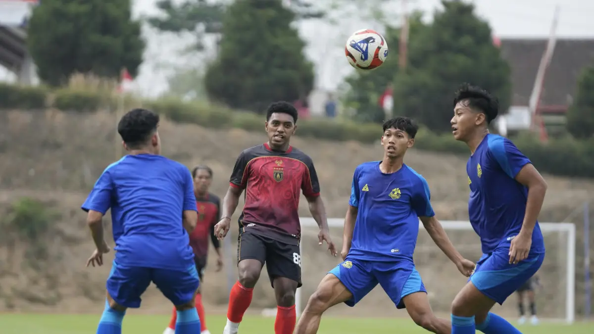 Pemain Persipura saat berduel dengan pemain Persika Karanganyar dalam laga uji coba perdana yang digelar di Lapangan Songgo Langit, Kabupaten Boyolali, Sabtu (15/8/2026). (CEPOSONLINE.COM/PERSIPURA).