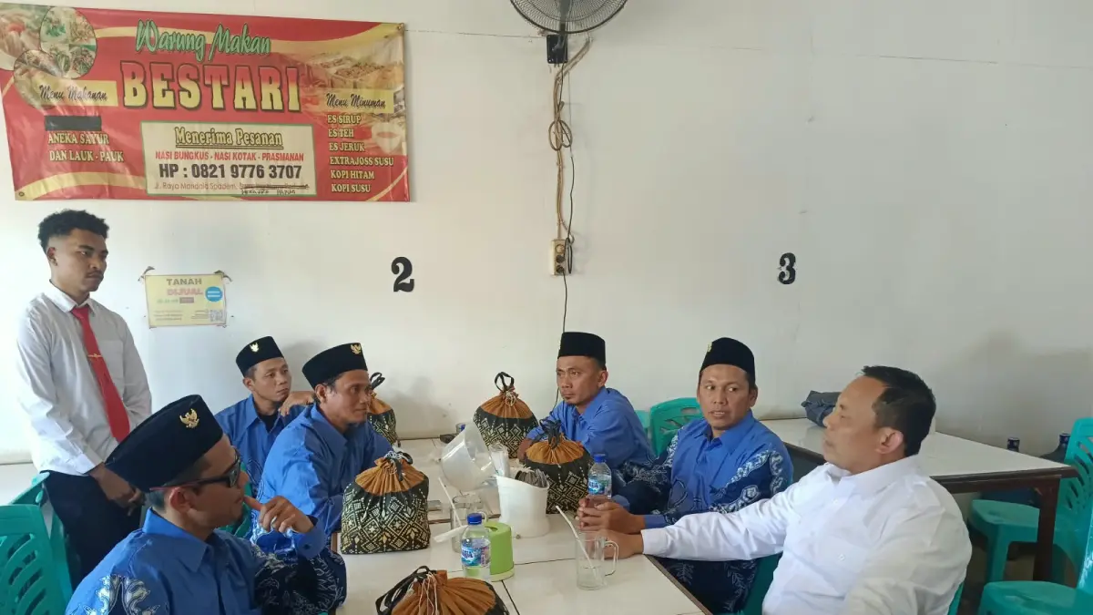 Kasatgaswil Papua Densus 88 Anti Teror Polri Kombes Pol I Putu Gede Surya Putra Mustika berbincang dengan para Mantan Teroris dari Merauke yang telah menjalani deradikalisasi di Merauke selama 2 tahun setelah menjalani hukuman beberapa waktu lalu di Merauke, Senin (17/8/2026). (CEPOSONLINE.COM/SULO)&nbsp;