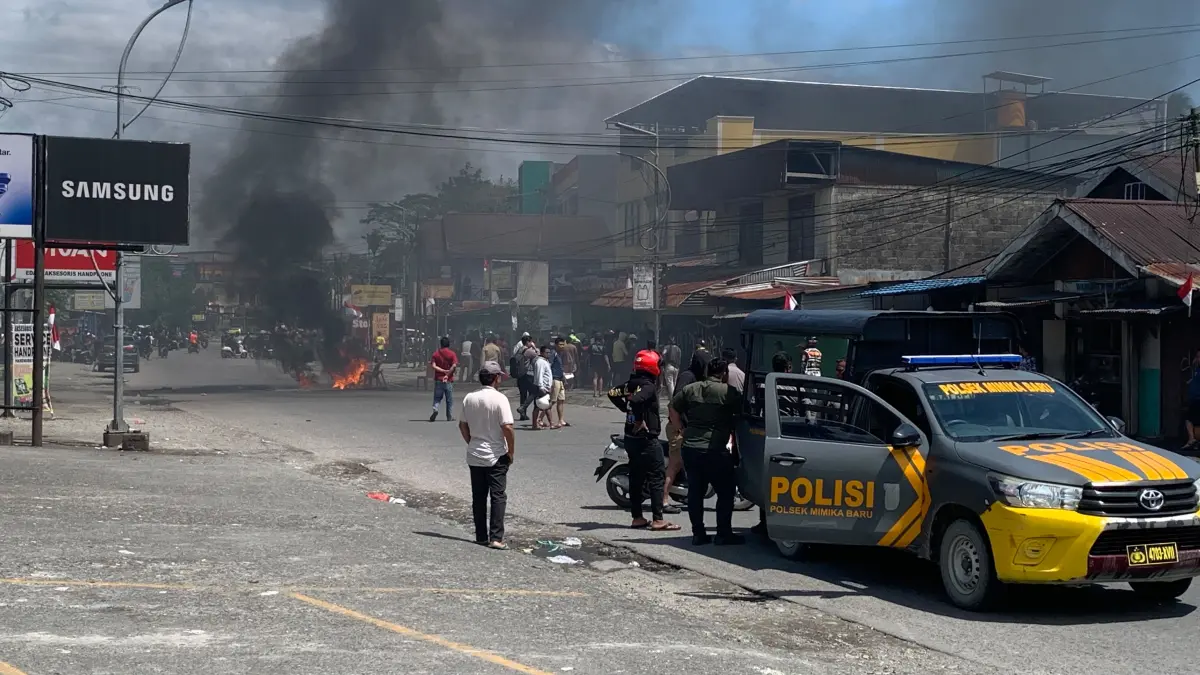 Aksi blokade Jalan Budi Utomo oleh keluarga dan kerabat korban buntut peristiwa berdarah di Kilometer 10, Kampung Kadun Jaya, Mimika, Papua Tengah. (CEPOSONLINE.COM/MOH. WAHYU WELERUBUN).