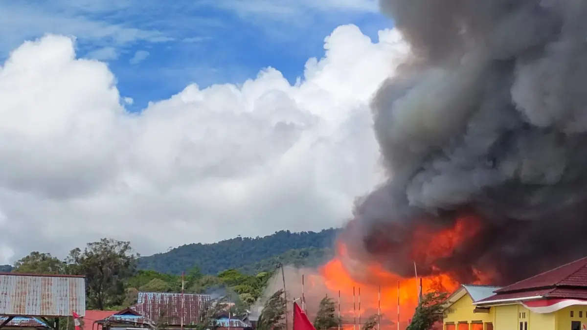 Barak Polisi di Lingkungan Polres Mamberamo Tengah Ludes Terbakar, Senin (17/8/2026) (CEPOSONLINE.COM/ISTIMEWA)