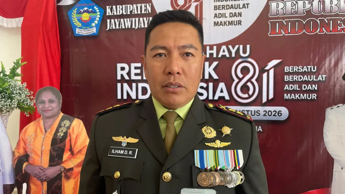 Dandim 1702/ Jayawijaya Letkol Inf. Ilham Datu Ramang saat memberikan keterangan di Kantor Bupati Jayawijaya Senin (17/8/2026) (Ceposonline.com/Deni Tonjauw)