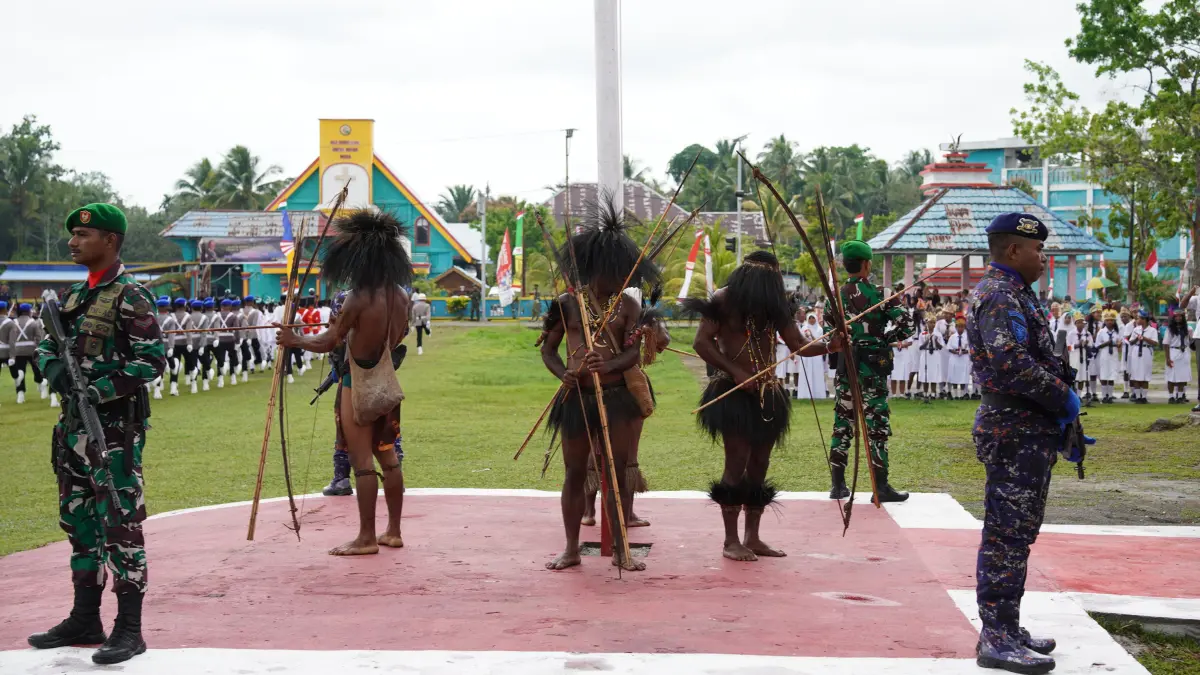 Empat anggota TNI/Polri didampingi Empat Pasukan Masyarakat Adat Kirhi-Walani,berjaga &nbsp;di tiang bendera, usai pengibaran Bendera Merah Putih pada Pelaksanaan HUT RI ke 81 di Lapanngan Elias Paprindey, Senin (17/8).&nbsp;
(Ceposonline.com/Waropen)