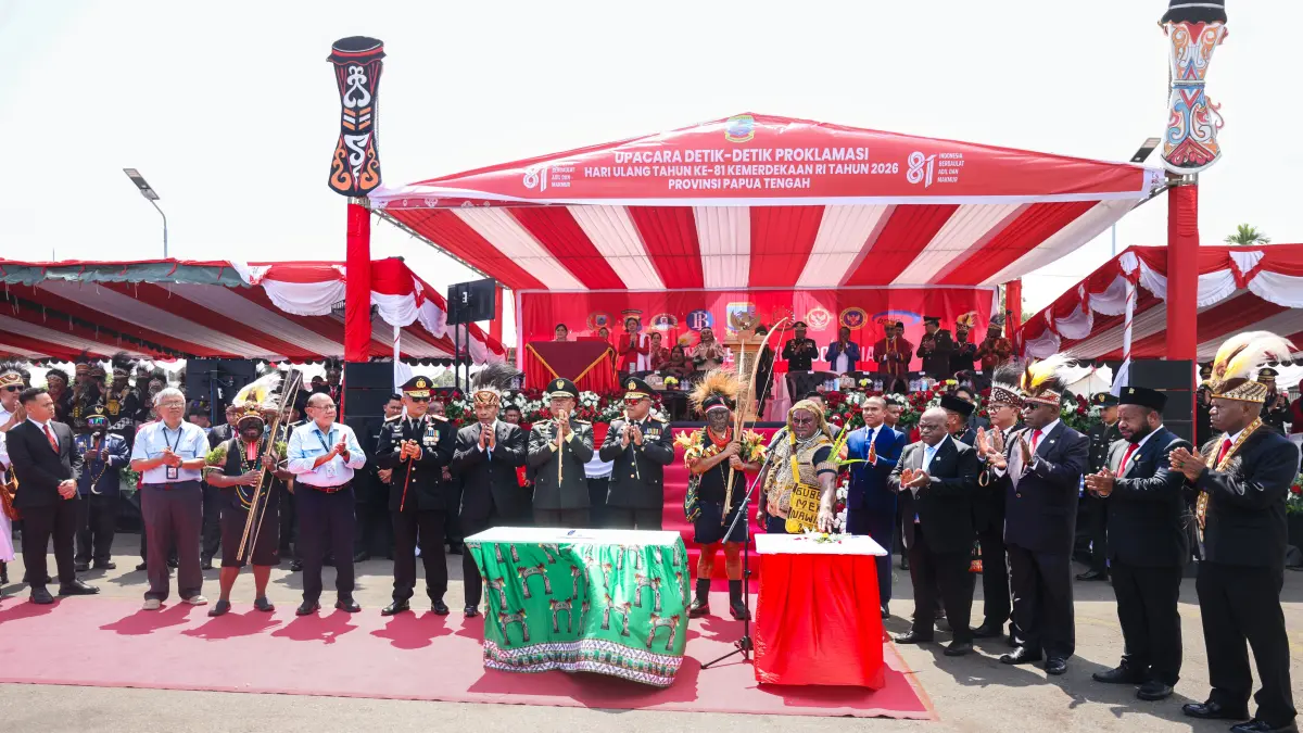 Gubernur Papua Tengah, Meki Nawipa &nbsp;saat melaunching penerbangan Subsidi ke Wilayah Pedalaman Papua Tengah usai Upacara Peringatan HUT RI KE - 81 di halaman kantor Gubernur Papua Tengah, Senin, (17/8/2026). (CEPOSONLINE.COM/HUMAS PEMPROV)&nbsp;