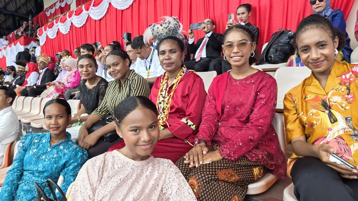 Keluarga Baco Sikky Merauje yang menyaksikan upacara 17 Agustus di Lapangan Mandala, Senin (17/8/2026).(CEPOSONLINE.COM/ELFIRA).