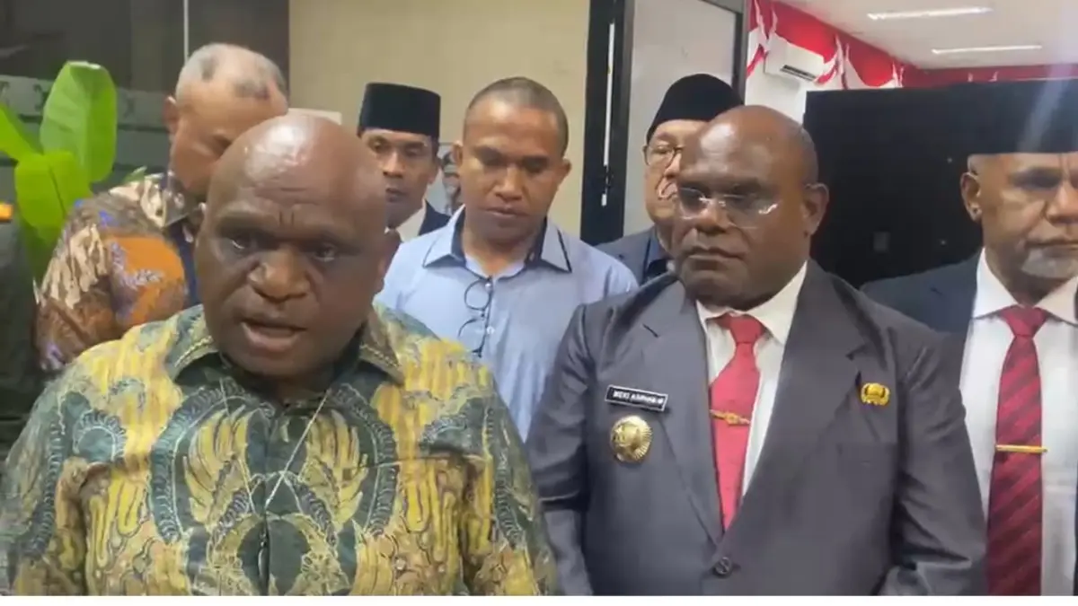 Menteri HAM RI, Natalius Pigai saat diwawancarai media di Nabire. (CEPOSONLINE.COM/SCRENSOOT VIDEO)&nbsp;