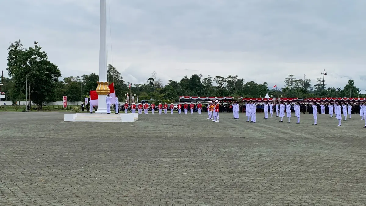 Momen pengibaran bendera merah putih dalam uypacara peringatan HUT ke-81 Kemerdekaan RI di Lapangan Kantor Puspem Kabupaten Mimika, Senin (17/8/2026). (CEPOSONLINE.COM/MOH. WAHYU WELERUBUN)