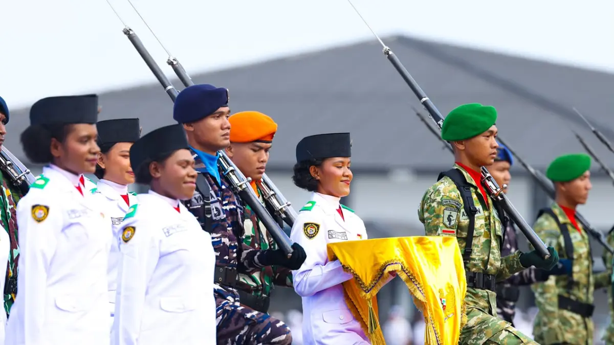 Pasukan Paskibraka saat hendak mengibarkan sang saka merah putih di halaman kantor Gubernur Papua Tengah di Nabire. (CEPOSONLINE.COM/HUMAS PEMPROV)&nbsp;