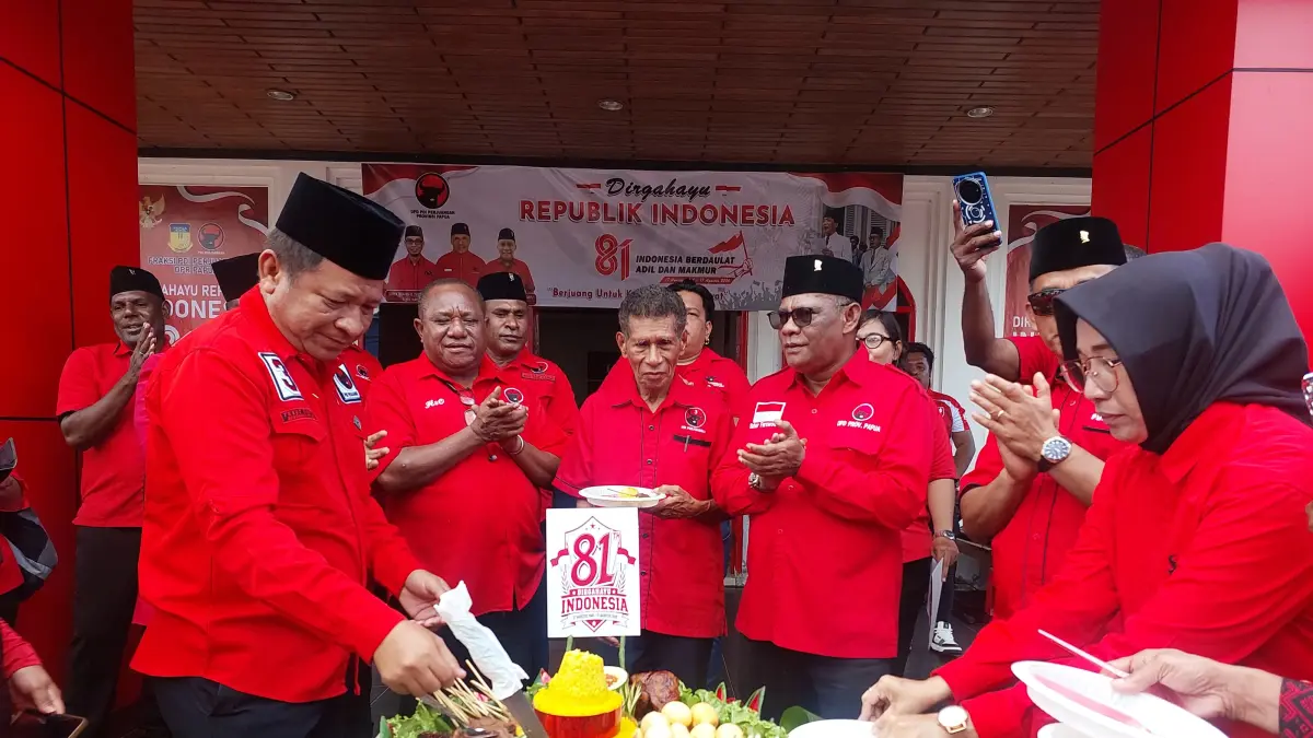 Pengurus DPD PDI Perjuangan Provinsi Papua bersama jajaran DPC Kabupaten/Kota, kader dan simpatisan gelar upacara dan Syukuran HUT Ke 81 RI di Sekretariat DPD PDI Perjuangan Papua, Senin (17/8/2026). (CEPOSONLINE.COM/KAREL)