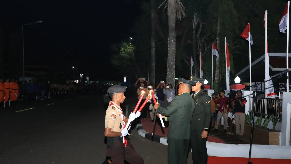 Penyalaan lilin pada Taptu yang digelar dari Gedung Negara Jalan Trikora ke Kodim 1707/Merauke, Minggu (16/8/2026)&nbsp;
(CEPOSONLINE.COM/BIRO UMUM PAPSEL)&nbsp;