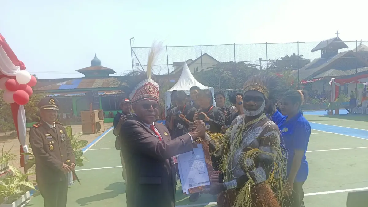 Sekda Ferdinandus Kainakaimu saat menyerahkan remisi secara simbolis kepada 418 warga binaan Lapas Merauke yang Terima remisi umum pada HUT ke-81 Kemerdekaan Republik Indonesia, Senin) 17/8/2026)&nbsp;
(CEPOSONLINE.COM/SULO)&nbsp;