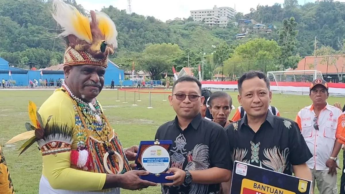 Penyerahan bantuan sepeda motor roda tiga oleh Deputy Branch Manager Operasional Surabaya Hendro Eko Yulianto kepada Wali Kota Jayapura, Abisai Rollo usai upacara peringati HUT RI ke -81 di Lapangan Trisila, TNI Angkatan Laut, Hamadi, Senin (17/8).
(Ceposonline.com/Dok.Indomaret)