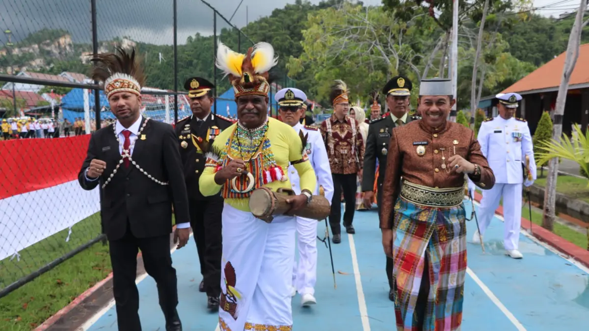 Wali Kota Jayapura, Dr. Abisai Rollo didampingi Wakilnya, Rustan Saru, Ketua DPRK, Theos Revelino Beniono Ajomi bersama TNI POLRI saat pembukaan Upacara HUT RI ke-81 di Lapangan Trisila Angkatan Laut, Kota Jayapura, Senin (17/8/2026).(CEPOSONLINE.COM/Takim)