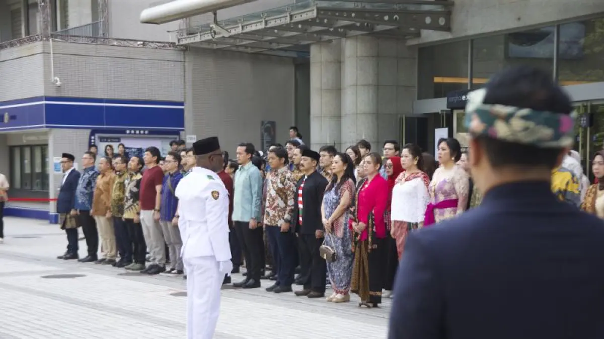 Dokter spesialis bedah syaraf asal Papua, dr. Yosep Mote, menjadi komandan upacara saat peringatan Hari Ulang Tahun (HUT) Ke-81 Kemerdekaan RI di Konsulat Jenderal Republik Indonesia (KJRI) Shanghai pada Senin (17/8/2026). (CAEPOSONLINE.COM/ANTARA/HO-KJRI Shanghai)