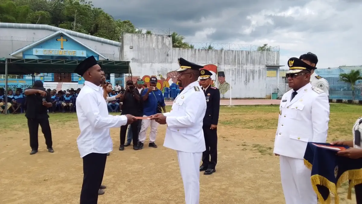 Bupati Jayapura Yunus Wonda saat menyerahkan surat remisi kepada perwakilan Binaan Lapas Narkotika Kelas II A Jayapura, Senin (17/8/2026).
(CEPOSINLINE.COM_ROHANA WENGGI)
