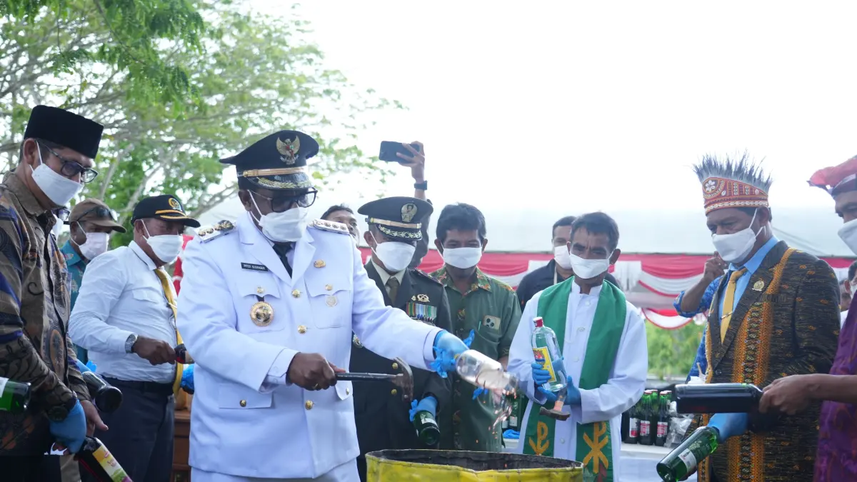 Bupati Keerom, Piter Gusbager disampingi Kapolres Keerom, AKBP Aries Diego Kakori dan jajaran tokoh agama, adat saat memusnahkan botol miras di Mapolres Keerom, Senin (17/8/2026). (CEPOSONLINE.COM/ERIANTO).