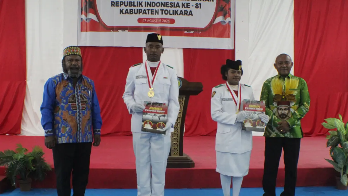Bupati Tolikara Willem Wandik, S.Sos.berfoto bersama perwakilan Paskibraka Tolikara di sela-sela resepsi kenegaraan HUT ke-81 RI di Aula GIDI Karubaga, (17/8/2026) (CEPOSONLINE.COM/DISKOMDIGI TOLIKARA)&nbsp;