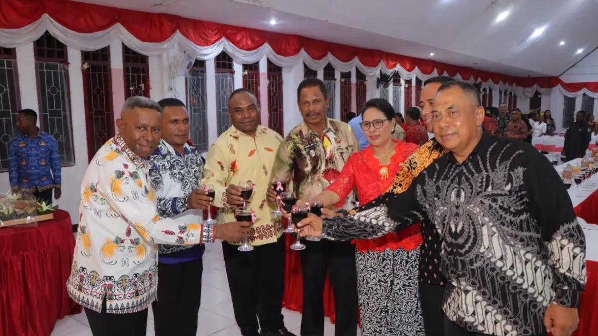 Bupati Waropen Drs. F.X Mote, M.Si saat menutup rangkaian kegiatan HUT RI ke 81 pada malam resepsi Kenegeraan di Aula SMA Negeri Waren, Senin malam (17/8).&nbsp;