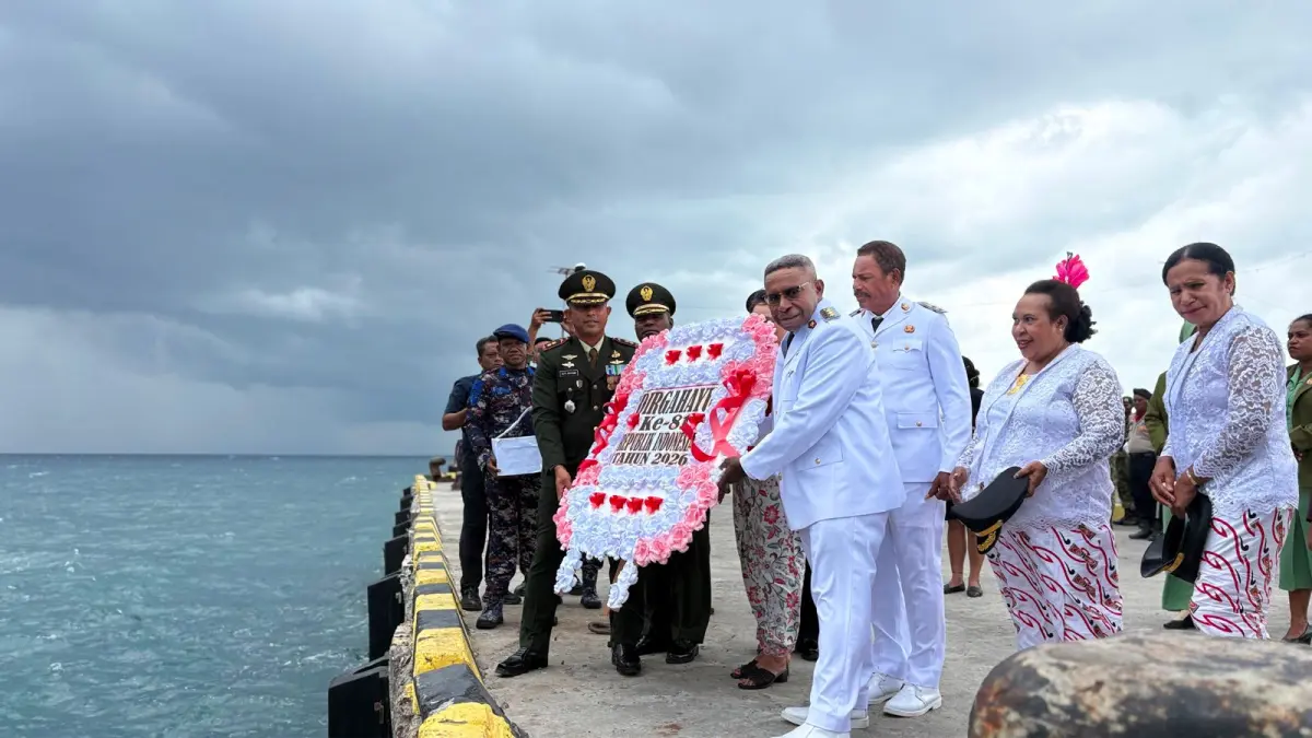 Forkompimda Kabupaten Waropen saat menaburkan bunga ke Dermaga Pelabuhan Pidemani Waren. Ritual ini telah dijalankan sebagai ritual wajib dalam setiap peringatan HUT Kemerdekaan maupun Hari Pahlawan, Senin (17/8).&nbsp;