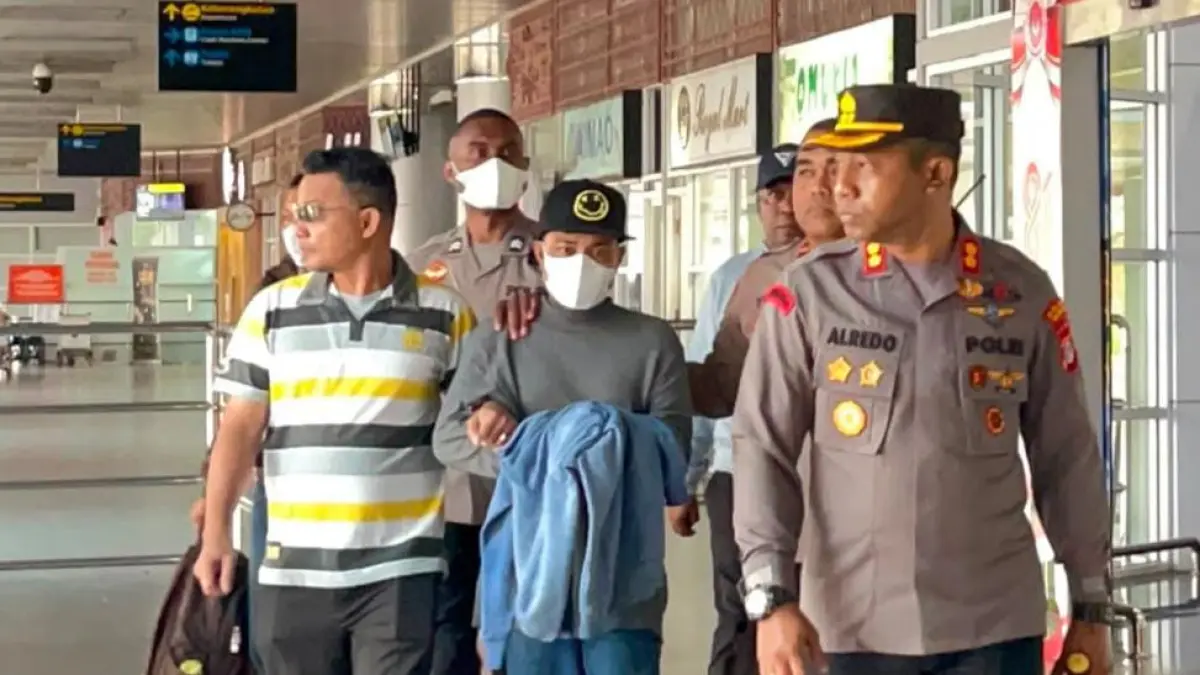 Kedatangan pelaku pembunuhan di Wisma KM 10 yang disambut langsung oleh Kapolres Mimika, AKBP Alredo Agustinus Rumbiak di Bandara Mozes Kilangin Timika, Selasa (18/8/2026), (Foto: Humas Polres Mimika).