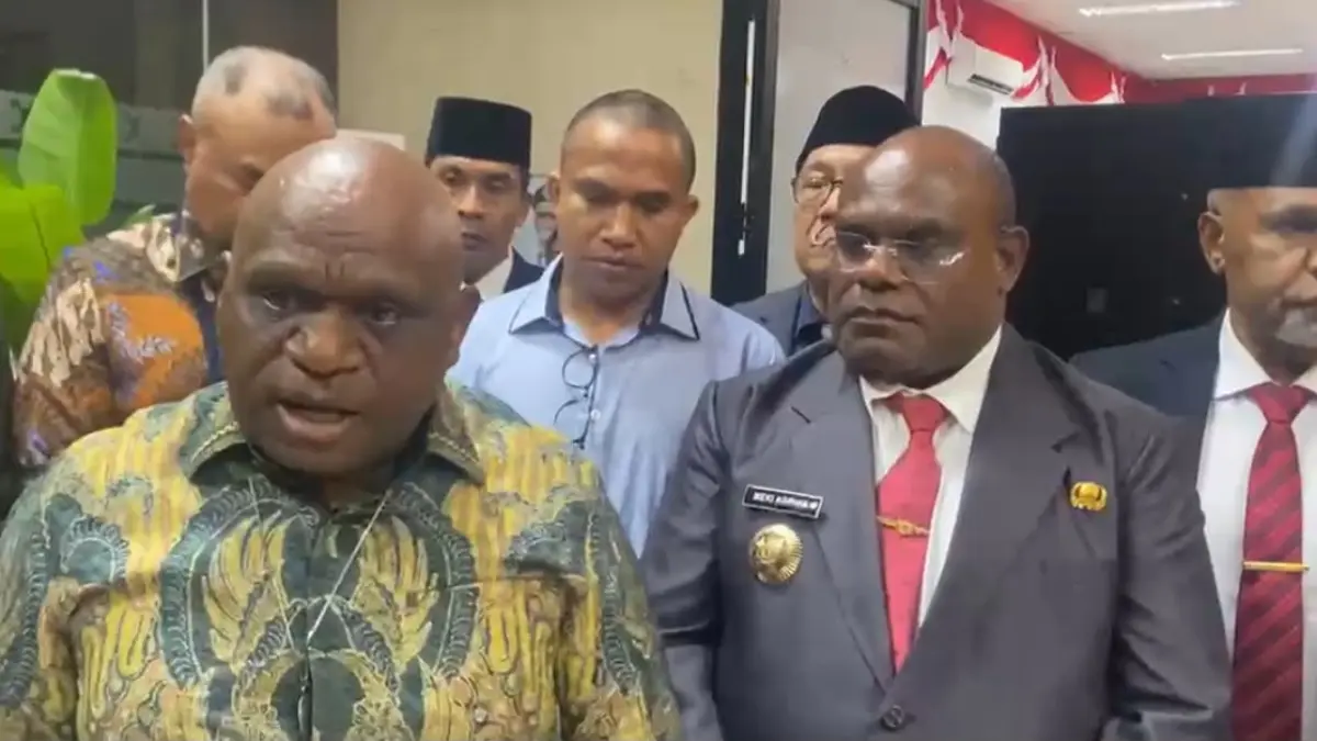 Menteri HAM RI, Natalius Pigai saat diwawancarai media di Nabire. (CEPOSONLINE.COM/SCRENSOOT VIDEO)&nbsp;