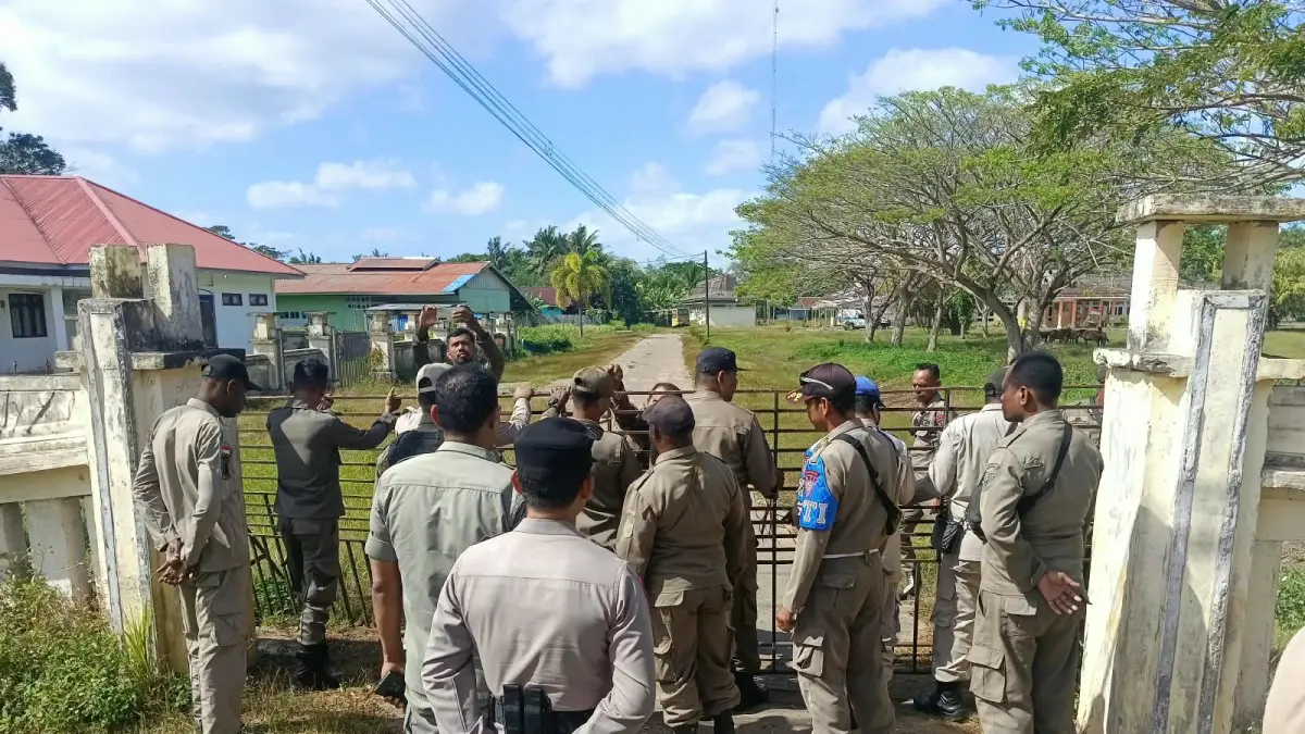 Satuan Polisi Pamong Praja Kabupaten Merauke dibackup kepolisian saata membuka pemalangan Kantor Dinas Kesehatan Kabupaten Merauke bebeapa waktu lalu. &nbsp;
(CEPOSONLINE.COM/SULO) &nbsp;