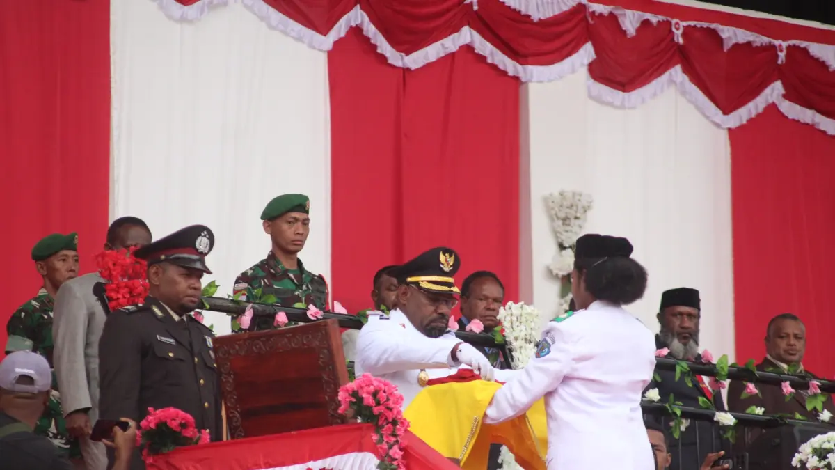 Wakil Bupati Tolikara, Yotam Wonda, S.H., M.Si., menerima bendera dari pembawa baki Paskibraka Tolikara di Lapangan Merah Putih, Karubaga, Senin sore, (17/8/2026) (CEPOSONLINE.COM/DISKOMDIGI TOLIKARA)&nbsp;