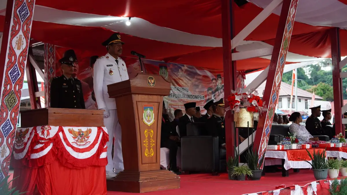 Wakil Bupati Waropen saat bertindak sebagai Inspektur Upacara pada Upacara penurunan Bendera Merah Putih, Senin (17/8) sore.&nbsp;
(Ceposonline.com/Ismail)
