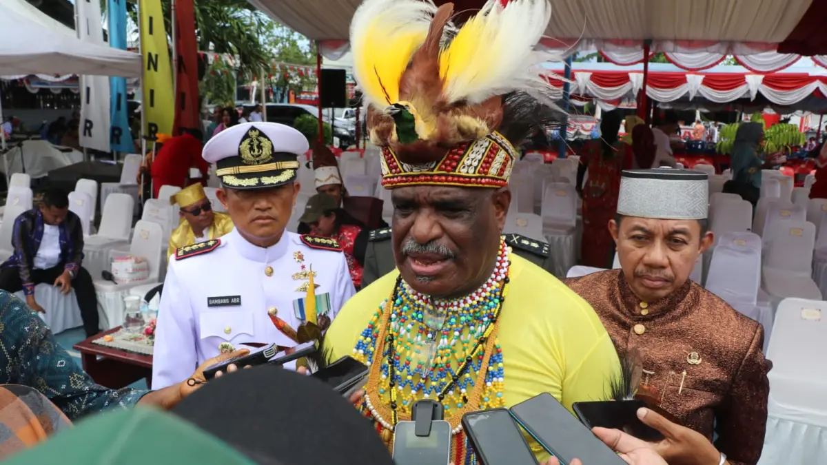  Wali Kota Jayapura, Dr. Abisai Rollo didampingi Wakilnya, Rustan Saru saat dimintai Keterangan usai Upacara HUT RI Ke- 81 di Lapangan AL Hamadi, Senin (17/8/2026).(CEPOSONLONE.COM/MUSTAKIM ALI)
