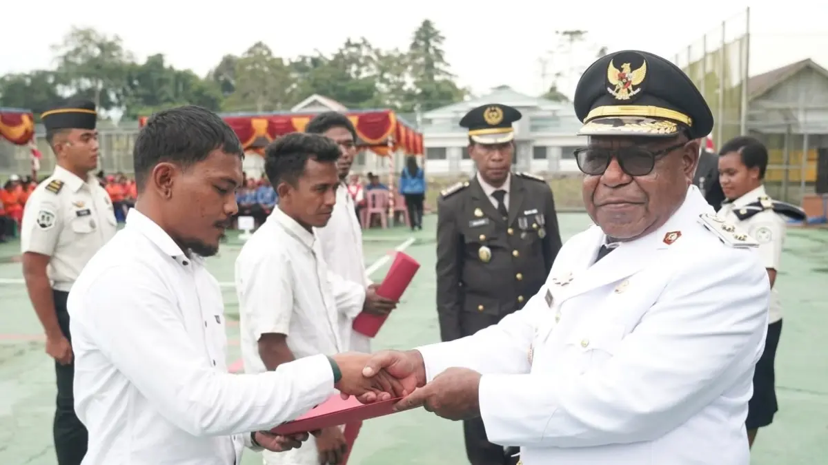 Warga binaan lapas saat menerima remisi kemerdekaan di lapangan Lapas Kelas IIB Timika, Senin, 17 Agustus 2026. (Foto: CEPOSONLINE.COM/ISTIMEWA).
